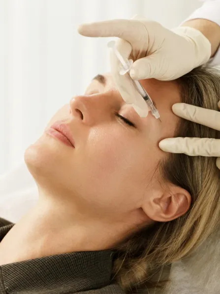 Procedimento estético facial em Joinville Aplicação de procedimento estético facial na Clínica Dra. Simoni Bett, em Joinville
