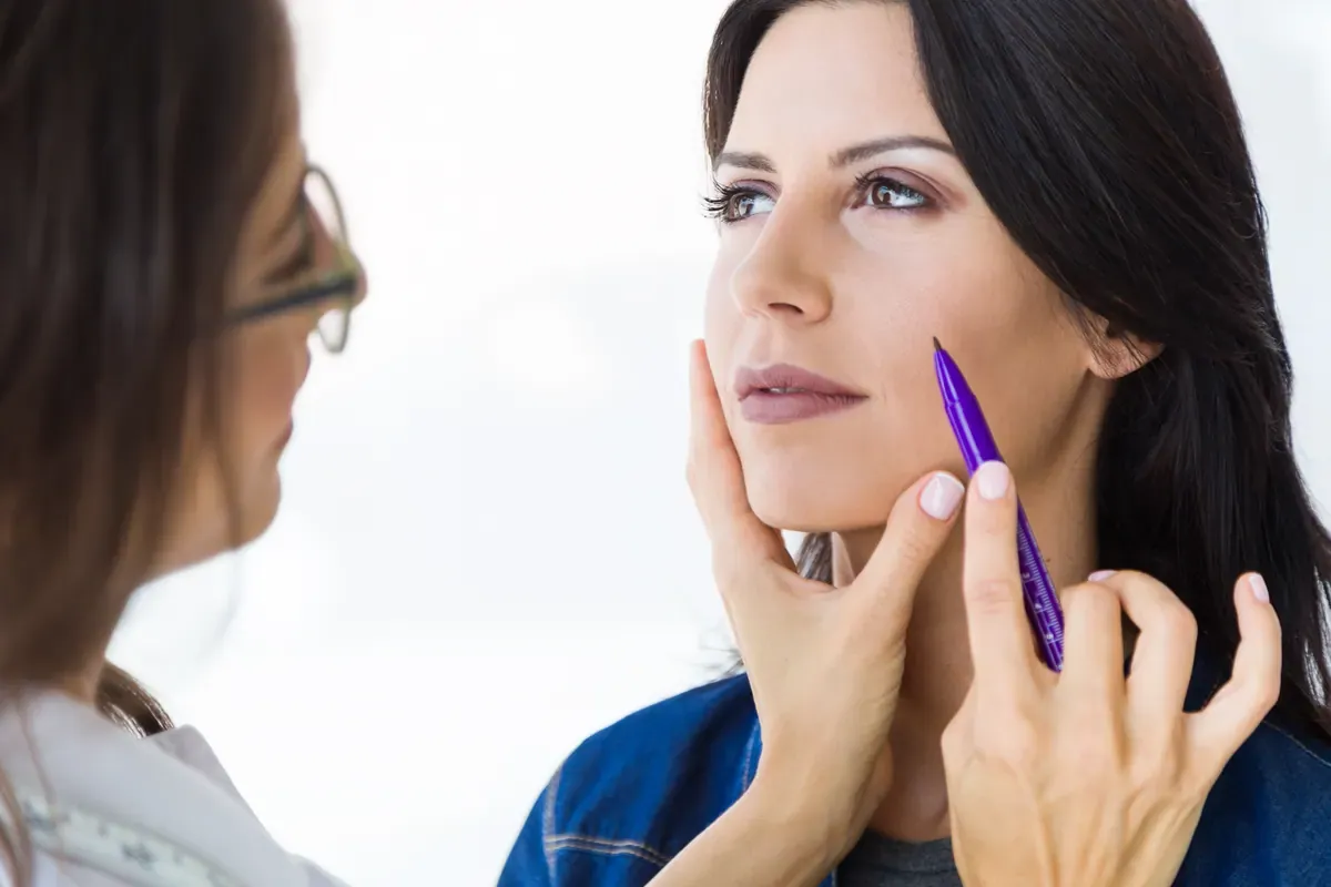 Harmonização Facial em Joinville: O Que É e Como Funciona Consulta de harmonização facial com marcação de pontos no rosto