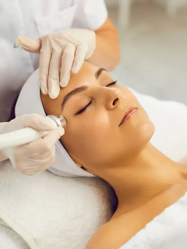 Microagulhamento Facial em Joinville Paciente com touca em microagulhamento facial na região da testa, na Clínica Dra. Simoni Bett, Joinville