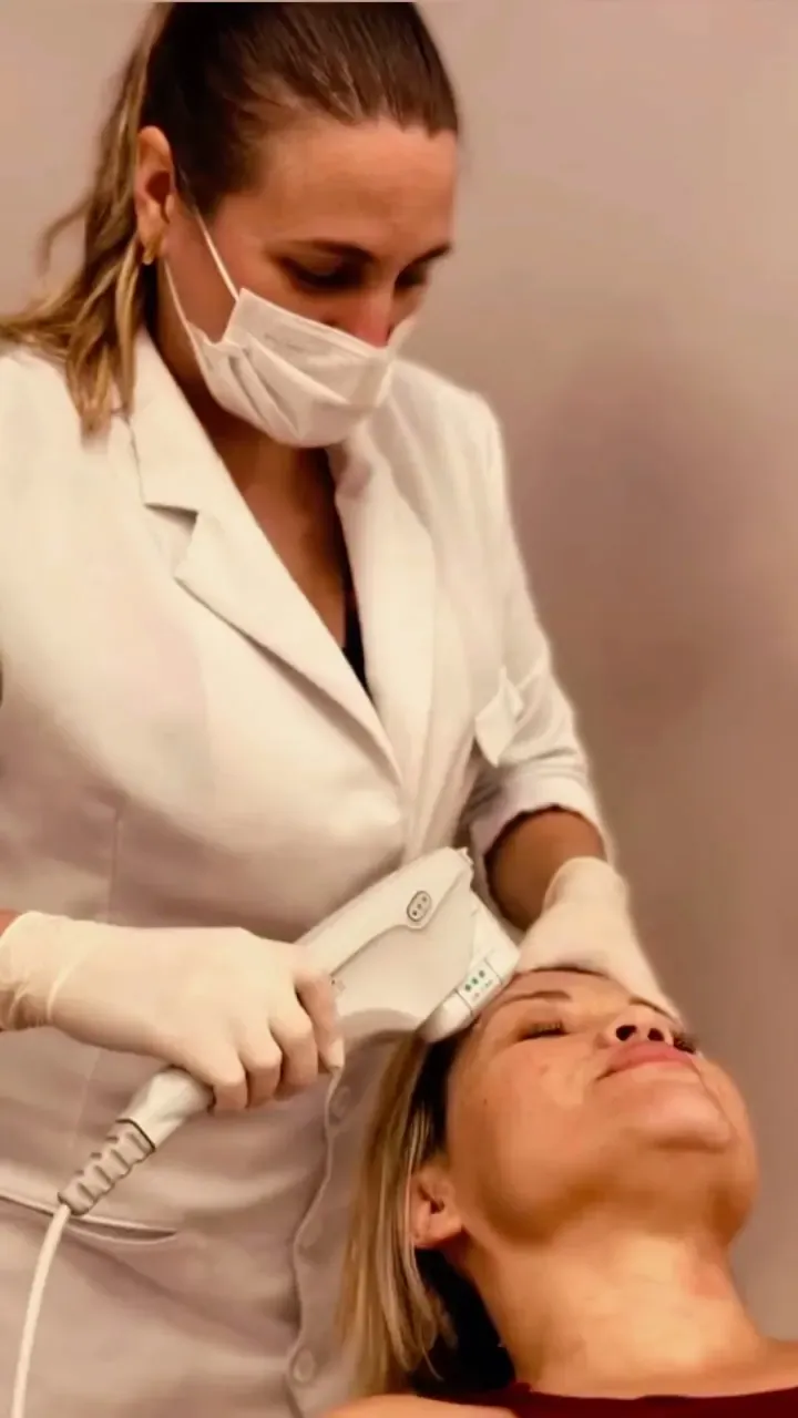 Procedimento facial - Clínica Dra. Simoni Bett Procedimento estético facial aplicado por Simoni Bett na Clínica Dra. Simoni Bett, Joinville